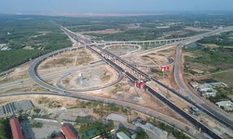 Cao tốc hơn 6.000 tỷ vừa đưa vào khai thác đã lún, nứt mặt đường, nhà thầu lập tức vào cuộc