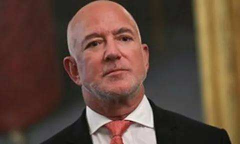 Tỷ phú Jeff Bezos gây chấn động với dự báo rằng AI sẽ đưa trở lại mô hình mỗi gia đình chỉ một người đi làm