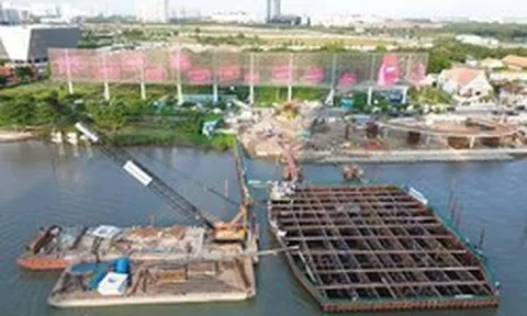 100 người đưa khối thép 3.400 tấn, dài gần 200 m lên sà lan khổng lồ, vượt 124 km đường thủy để thực hiện công việc đặc biệt giữa TP.HCM