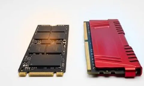Tại sao ổ SSD bị hao mòn trong khi bộ nhớ RAM gần như bất tử