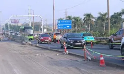Cầu Thăng Long trước mốc 31/10: Xe nối đuôi qua đoạn đường thu hẹp