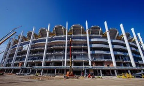Tái khởi công siêu sân vận động lớn gần gấp 2 lần sân Mỹ Đình sau 16 năm đắp chiếu: Mái che khổng lồ nặng 4.800 tấn bắt đầu được nâng lên