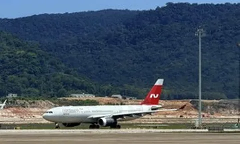 Sân bay Phú Quốc vừa ghi nhận một máy bay thân rộng khác lạ hạ cánh, phun vòi rồng cho sự kiện đặc biệt sau 12 năm