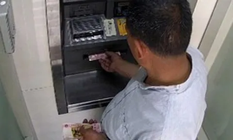 Ra cây ATM chuyển 77,4 triệu đồng vào tài khoản của chính mình, chờ gần 1 ngày vẫn không thấy có biến động số dư
