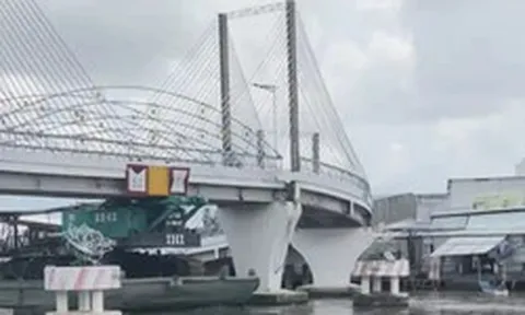 Sà lan va chạm làm hỏng cầu Nông Sản Thực Phẩm ở Cà Mau