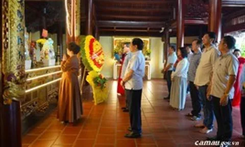 Đến tỉnh duy nhất của Việt Nam có 3 mặt giáp biển, bà Thái Hương dâng hoa tại một công trình đặc biệt