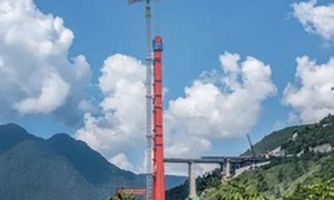 Khối kim loại mọc sừng sững giữa núi rừng, sức nâng lên đến 200 tấn, thực hiện nhiệm vụ không tưởng