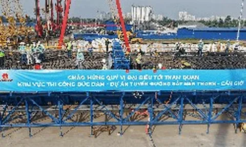 Trung Quốc mất khoảng 4 năm, Dubai mất 3,5 năm, tỷ phú Phạm Nhật Vượng huy động 10.000 nhân lực làm tuyến đường sắt 4 tỷ USD dài 54km trong bao lâu?