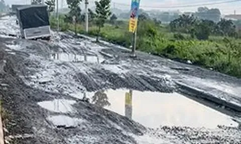 Đường huyết mạch đầy 'ổ voi' sau mưa to và triều cường, Tây Ninh xử lý thế nào?