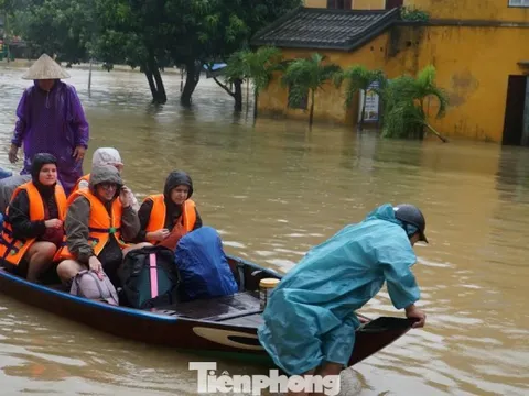 Khẩn cấp sơ tán du khách rời Hội An