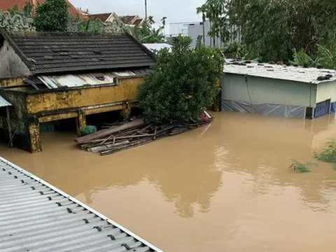 Nắng lên, hàng chục ngàn nhà dân ở Đà Nẵng vẫn ngập sâu trong lũ lịch sử