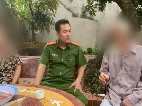 Quan sát camera ở nhà thấy bố mẹ nói chuyện điện thoại với biểu hiện sợ hãi, người đàn ông Hà Nội nhanh chóng báo Công an