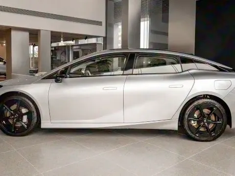 Một đối thủ của Toyota Camry vừa trình làng: Giá khởi điểm hơn 500 triệu đồng, 1 lần sạc đi 630 km