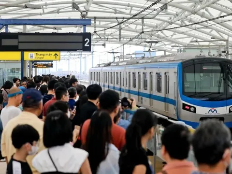 Metro số 1 dừng bán vé giấy, cho mang xe đạp gấp lên tàu