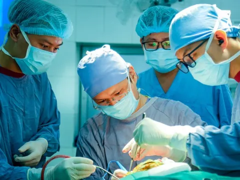 Lần đầu tiên cắt bỏ u tuyến yên bằng 2 cuộc đại phẫu cùng lúc