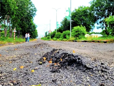 Cận cảnh con đường 'tan nát' sau khi được... sửa chữa