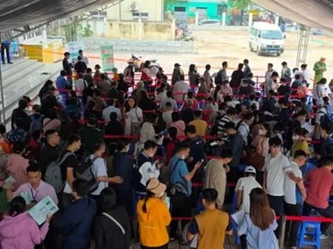 Hàng trăm khách thức đêm chờ mua NƠXH, chủ đầu tư bất ngờ đổi 'chiến thuật'