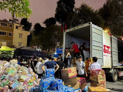 Xuyên đêm lên hàng - Mong bà con vùng lũ thêm vững vàng