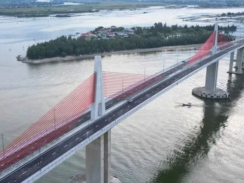 Cầu vượt cửa biển lớn nhất miền Trung đã xây xong, vì sao không thông xe?