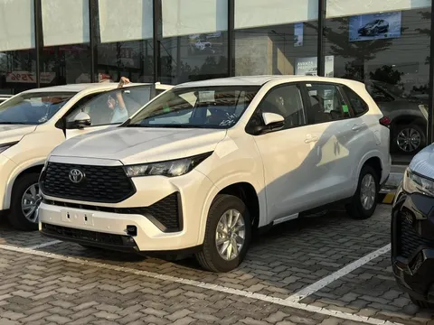 Lộ ảnh Toyota Innova Cross bản giá rẻ tại đại lý trước ngày ra mắt: Không khác nhiều bản giữa, vẫn có ghế da, phanh tay điện tử và 6 túi khí