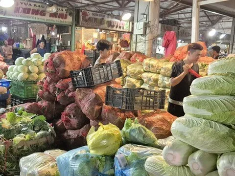 Giá rau, trái cây ở chợ đầu mối bắt đầu rẻ