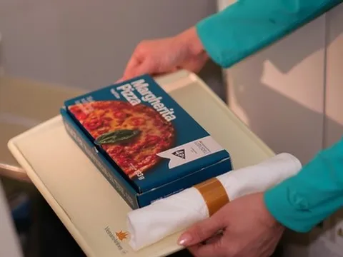 Vietnam Airlines bắt đầu bán pizza 4P's trên các chuyến bay, giá 119.000 đồng cho nửa cái