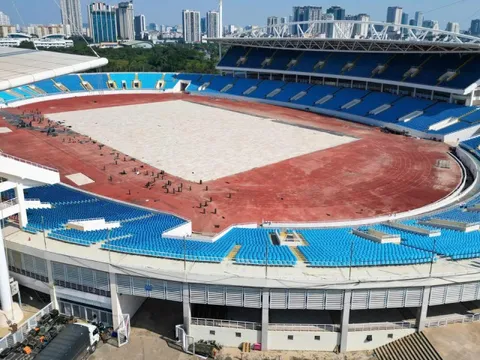 Cận cảnh sân Mỹ Đình sắp thay cỏ mới, hết cảnh 'đá bóng trên mặt ruộng'