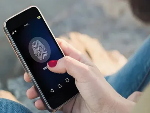 Tại sao không nên sử dụng vân tay, khuôn mặt để mở khóa điện thoại?