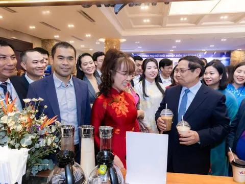 Ghé 'tiệm cà phê' của tỷ phú Nguyễn Thị Phương Thảo, Thủ tướng 'hai tay cầm hai cốc' mang về: Vứt đi thì lãng phí!