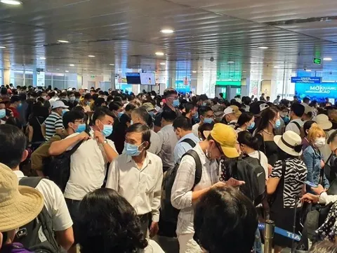 'Sốt nóng' giá vé máy bay, tàu xe Tết