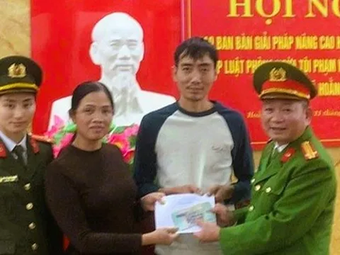 Bất ngờ nhận 100 triệu đồng từ tài khoản lạ, nữ giáo viên liền báo công an