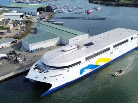 Không phải đến từ Mỹ hay Trung Quốc, tàu điện lớn nhất thế giới vượt thử nghiệm trên biển: Dài 130m, pin nặng 275 tấn, sạc pin chỉ mất 40 phút