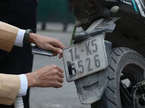 Hà Nội: Cảnh sát xử lý nhiều tài xế che biển số để 'qua mặt' camera AI