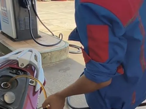 Khách bị rút lại xăng, dắt bộ do thanh toán chuyển khoản