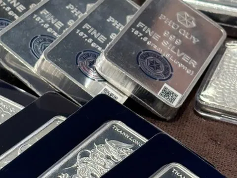 Giá bạc vượt mốc 68 triệu đồng/kg