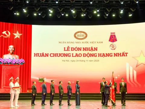 NHNN đón nhận Huân chương lao động hạng Nhất