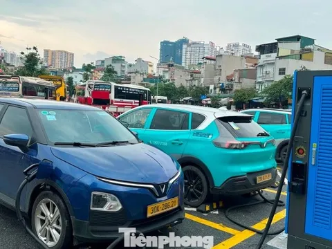 Hà Nội thí điểm 39 trạm sạc, tủ đổi pin tại bãi đỗ xe công cộng