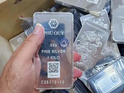 Loạn giá bạc 'sang tay'