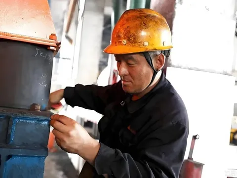 Lương tháng 13 triệu nhưng công ty chuyển khoản 4 tỷ đồng: Tài khoản bị phong tỏa, người đàn ông bị kiện