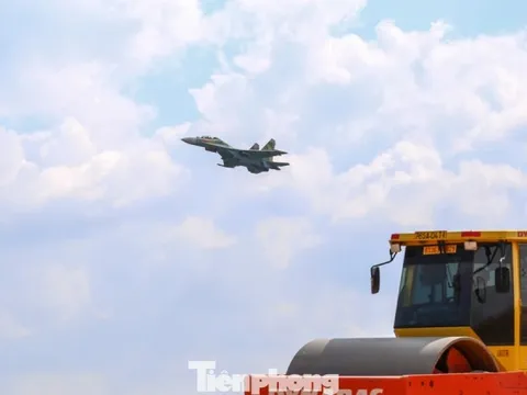 Hối hả thi công 'lên đời' sân bay Phù Cát