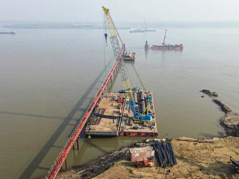 Cận cảnh công trường thi công cầu Thượng Cát hơn 7.300 tỷ đồng bắc qua sông Hồng