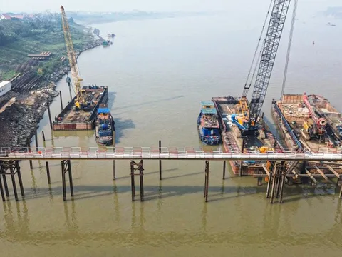 Cận cảnh công trường thi công cầu hơn 3.400 tỷ đồng nối Hà Nội - Phú Thọ