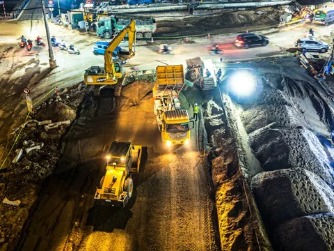 Công trường Vành đai 2,5 sáng đèn xuyên đêm, chạy nước rút trước ngày thông xe