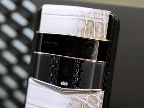 Vertu Agent Q da cá sấu bạch tạng giá hơn 1 tỷ đồng tại Việt Nam