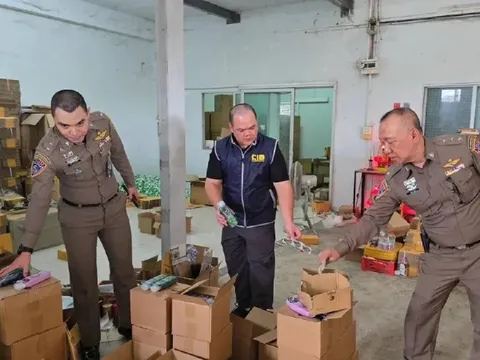 Đột kích một kho hàng, công an tóm gọn đường dây phân phối dầu gội và sữa rửa mặt giả quy mô lớn, tịch thu gần 120.000 sản phẩm nhái