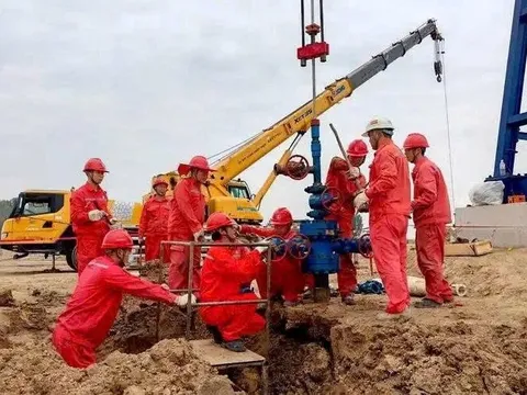 Sau tiếng động lớn, 12 vết nứt xuất hiện nhưng vẫn khoan sâu 1.000m, 1 phút sau công trường báo tin vui, kho báu khủng lộ diện