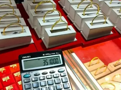 Người phụ nữ bỏ gần 500 triệu để mua vàng nhưng nhân viên nhất quyết báo cảnh sát, giao dịch bị gián đoạn