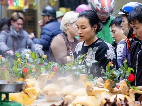 Chợ Hàng Bè đông nghịt ngày 23 tháng Chạp, khách mạnh tay chi hàng triệu đồng sắm lễ