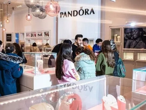 Hãng trang sức xây nhà máy tại Việt Nam phải chuyển sang dùng bạch kim vì giá bạc tăng phi mã