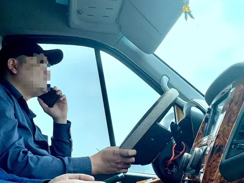 Nghe điện thoại khi ô tô đang chờ đèn đỏ có bị phạt?